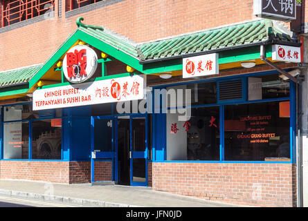 Grande Wok Buffet Cinese, teppanyaki e sushi bar nell'area di Chinatown di Birmingham, Inghilterra, Regno Unito. Esterno anteriore, finestra e porta di ingresso. Foto Stock