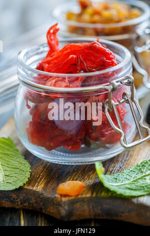 Essiccati fiori di ibisco in un vasetto di vetro. Foto Stock