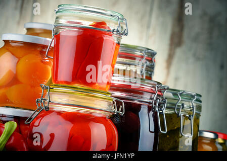 I vasetti con verdure sottaceto e fruttato composte. Conserve Alimentari Foto Stock