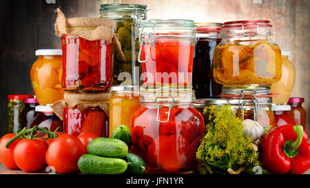 I vasetti con verdure sottaceto e fruttato composte. Conserve Alimentari Foto Stock