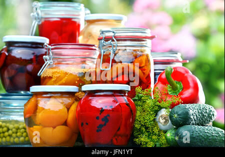 Vasetti di verdure sottaceto e frutta in giardino Foto Stock