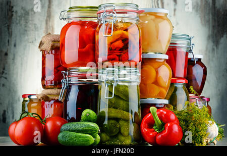 I vasetti con verdure sottaceto e fruttato composte. Conserve Alimentari Foto Stock