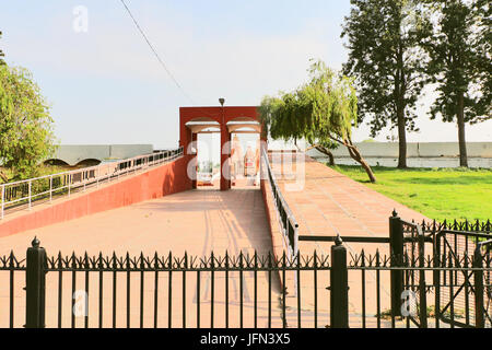 Kurukshetra e brahma sarovar sono la maggior parte dei religiosi e un luogo popolare per i pellegrini indù. Secondo i miti signore brahma stesso creato la terra santa Foto Stock