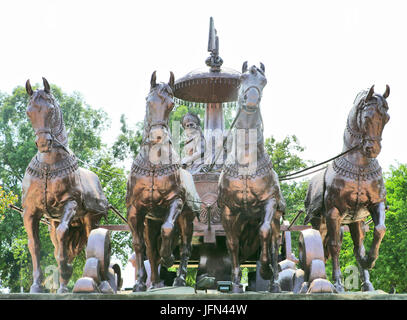 Giant krishna-arjuna carro di bronzo metallo, situato a brahma sarovar kurukshetra, Haryana, è un grande fascino per i pellegrini. Foto Stock