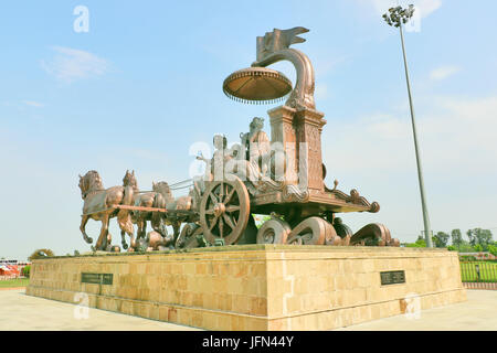 Giant krishna-arjuna carro di bronzo metallo, situato a brahma sarovar kurukshetra, Haryana, è un grande fascino per i pellegrini. Foto Stock