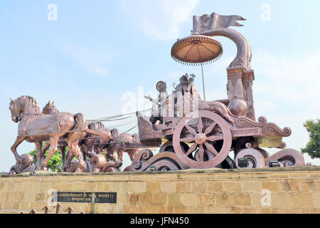 Giant krishna-arjuna carro di bronzo metallo, situato a brahma sarovar kurukshetra, Haryana, è un grande fascino per i pellegrini. Foto Stock