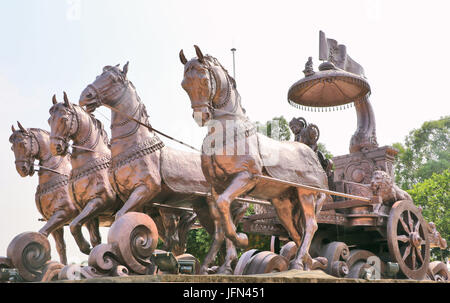 Giant krishna-arjuna carro di bronzo metallo, situato a brahma sarovar kurukshetra, Haryana, è un grande fascino per i pellegrini. Foto Stock