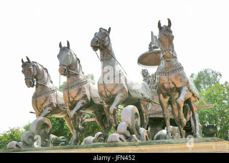 Giant krishna-arjuna carro di bronzo metallo, situato a brahma sarovar kurukshetra, Haryana, è un grande fascino per i pellegrini. Foto Stock