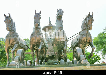 Giant krishna-arjuna carro di bronzo metallo, situato a brahma sarovar kurukshetra, Haryana, è un grande fascino per i pellegrini. Foto Stock