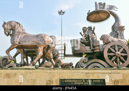 Giant krishna-arjuna carro di bronzo metallo, situato a brahma sarovar kurukshetra, Haryana, è un grande fascino per i pellegrini. Foto Stock