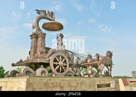 Giant krishna-arjuna carro di bronzo metallo, situato a brahma sarovar kurukshetra, Haryana, è un grande fascino per i pellegrini. Foto Stock