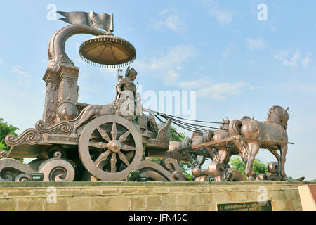 Giant krishna-arjuna carro di bronzo metallo, situato a brahma sarovar kurukshetra, Haryana, è un grande fascino per i pellegrini. Foto Stock