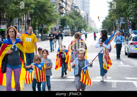 Barcellona, Spagna - 11 settembre: famiglia catalana frequentando 'catalana", manifestazione silenziosa indipendenti di Catalogna a Barcellona Spagna su ECCETTO PONTI Foto Stock