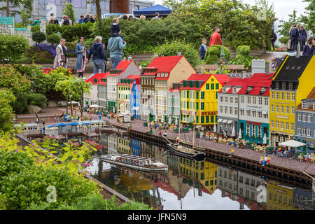 A Billund, Danimarca - 27 Luglio 2017: mattoncini Lego modello di Nyhavn a Copenaghen al parco Legoland Foto Stock