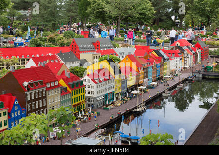 A Billund, Danimarca - 27 Luglio 2017: mattoncini Lego modello di Nyhavn a Copenaghen al parco Legoland Foto Stock