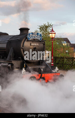 Nero cinque locomotiva a vapore numero 48151 alla testa delle Highlands e Isole Explorer in Appleby, Inghilterra, sull'accontentarsi di Carlisle railway. Foto Stock