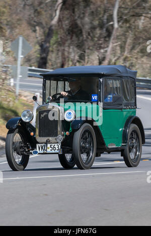 L'annata 1927 Austin 7 Chummy Tourer la guida su strade di campagna vicino alla città di Birdwood, Sud Australia. Foto Stock