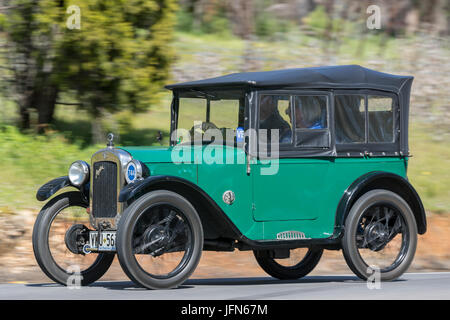 L'annata 1927 Austin 7 Chummy Tourer la guida su strade di campagna vicino alla città di Birdwood, Sud Australia. Foto Stock