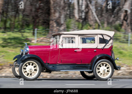 L'annata 1928 Ford Modello una Tourer la guida su strade di campagna vicino alla città di Birdwood, Sud Australia. Foto Stock