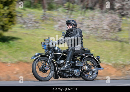 L'annata 1942 Harley Davidson WLA motocicletta su strade di campagna vicino alla città di Birdwood, Sud Australia.