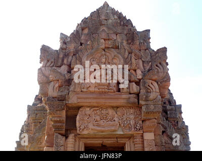 Famoso architrave 'Vishnu reclinato (Pra reclinabili Narai)' sopra l'entrata del santuario centrale di Prasat Hin di Phnom Rung antico tempio Khmer Foto Stock