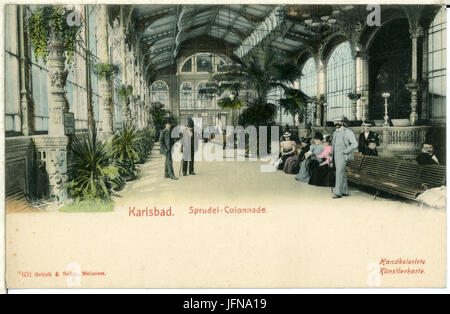 Questa cartolina del 1898 mostra lo Sprudel Kolonnade a Karlovy Vary (Karlsbad), Repubblica Ceca, che illustra la bellezza architettonica storica della regione. Mette in evidenza gli iconici colonnati, una caratteristica notevole della città termale. Foto Stock
