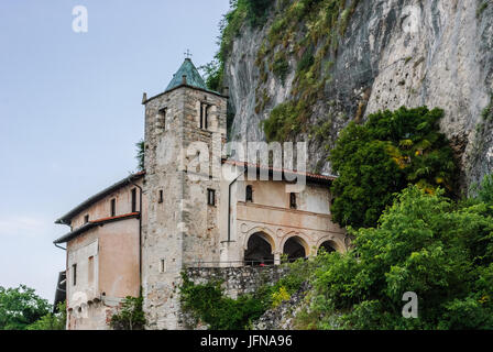 L'eremo di Santa Caterina del Sasso sulle rive del Lago Maggiore Foto Stock