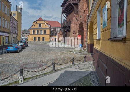 Namyslow Old town historic tenement case mura medievali della città Namyslow Brama Krakowska Gate voivodato Opolskie Foto Stock