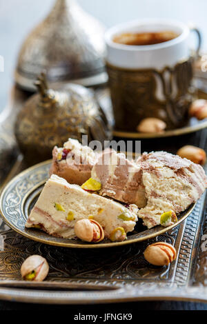 Il caffè turco e tahini halva con cacao e pistacchi. Foto Stock