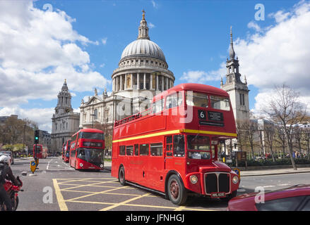 Autobus rossi di Londra passando dalla Cattedrale di St Paul, City of London, England, Regno Unito, GB Foto Stock