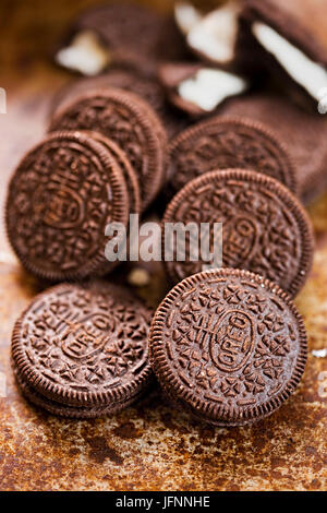Oreo cookie su sfondo marrone Foto Stock