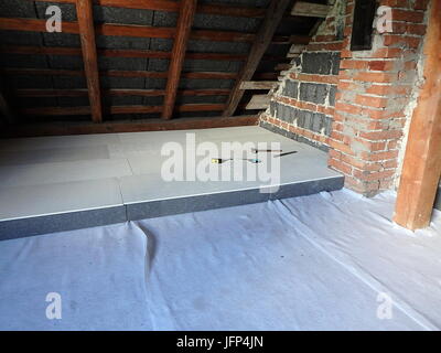 Isolamento della soffitta - polistirene, Riscaldamento mansarda , Foto Stock