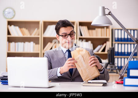 Il proprietario riceve i pacchi in ufficio Foto Stock