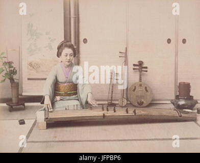 Adolfo Farsari 28attribuito29 - una donna suonare il koto Foto Stock