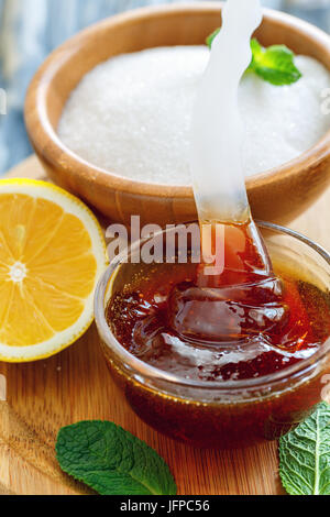 Immagini Stock - Banner Depilazione E Concetto Di Bellezza - Pasta Di  Zucchero O Miele Di Cera Per La Depilazione Con Bastoncini Di Spatola  Ceretta In Legno Su Sfondo Floreale. Image 147988911