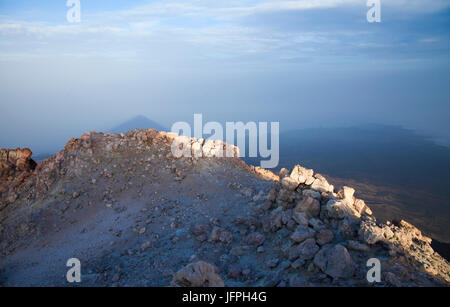 Isole Canarie, Tenerife, dalla cima del Teide, il monte più alto in Spagna; in breve tempo dopo l'alba, triangolare ombra di Tiede su la nebbia al di sotto di Foto Stock