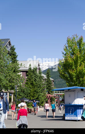 Occupato giugno Week-end per turisti in Whistler's Olympic Plaza Foto Stock