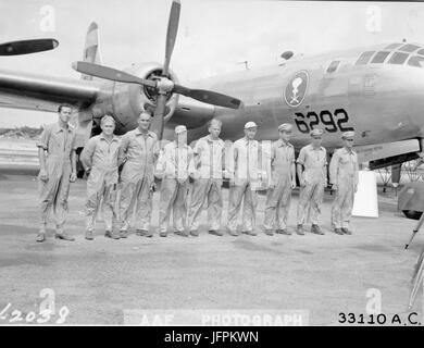 Equipaggio del Boeing B-29 "Enola Gay", il piano che è scesa la bomba atomica su Hiroshima. Da sinistra a destra sono: Sgt T.J. Healey; Sgt C.O. Wentzell; S/Sgt S.E. Osmond; M/sgt W.F. Orren; M/Sgt W. Duzenbury; Lt J. M. Anderson; Maj T. Ferrebee; Maj T. van Kirk; e col Paolo W. Tibbets. Kwajalein, 13 giugno 1946. Foto Stock