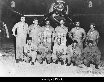 Principali Charles W. Sweeney (in piedi a sinistra), il Comandante 393 squadrone di bombardamento e pilota del 'Grande artiste,' e il suo equipaggio. Sweeney e il suo equipaggio accompagnato Tibbets e 'l'Enola Gay' sull'Hiroshima bombardamento atomico di missione. Agosto 6, 1945 Foto Stock