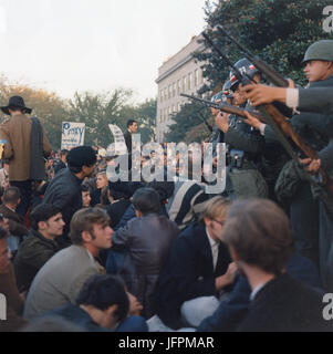 I membri della polizia militare tenere indietro i manifestanti durante il loro sit-in presso il Centro Commerciale ingresso al Pentagono. Washington, DC, 11 ott 1967. Foto Stock