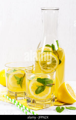 Limonata bevande estive isolate su sfondo bianco Foto Stock