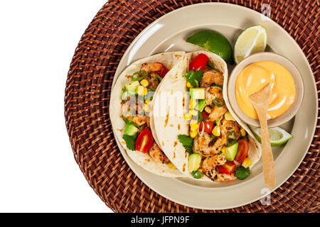 Gamberetti Tacos con mais e avocado Salsa isolati su sfondo bianco Foto Stock