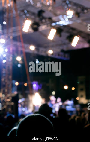 Fase esterna con faretti colorati durante il concerto rock. vista offuscata. Foto Stock