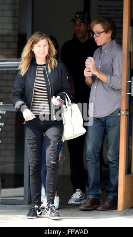 Ellen Pompeo prende la sua figlia e suo marito per il gelato alla crema con: Ellen Pompeo e Chris Ivery dove: Los Angeles, California, Stati Uniti quando: 31 maggio 2017 Credit: WENN.com Foto Stock