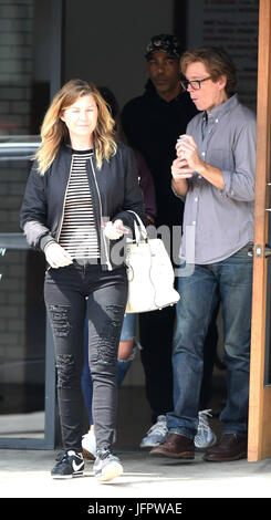 Ellen Pompeo prende la sua figlia e suo marito per il gelato alla crema con: Ellen Pompeo e Chris Ivery dove: Los Angeles, California, Stati Uniti quando: 31 maggio 2017 Credit: WENN.com Foto Stock