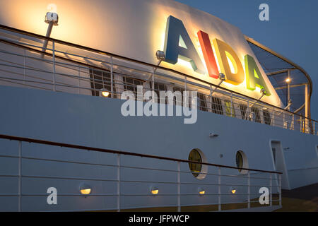 AIDA illuminato il logo presso l'imbuto della nave da crociera AIDAsol. AIDA Cruises è uno dei dieci marchi di proprietà di Carnival Corporation Foto Stock