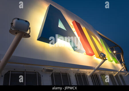 AIDA illuminato il logo presso l'imbuto della nave da crociera AIDAsol. AIDA Cruises è uno dei dieci marchi di proprietà di Carnival Corporation Foto Stock