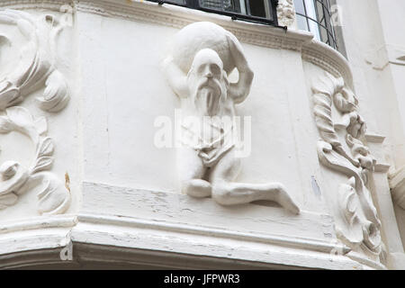 Tudor raffigurazione di Atlante che regge il mondo pargetting sulla casa antica, Ipswich, Suffolk, Inghilterra, Regno Unito Foto Stock