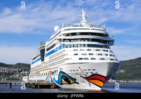 AIDAsol a crociera Pier 68 a Trondheim, Norvegia. AIDA Cruises è uno dei dieci marchi di proprietà di Carnival Corporation Foto Stock