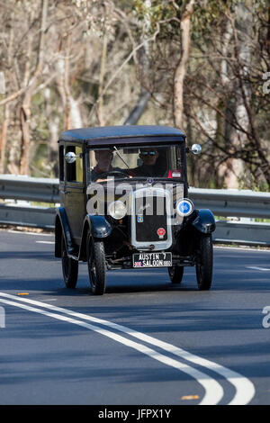 L'annata 1928 Austin 7 tourer la guida su strade di campagna vicino alla città di Birdwood, Sud Australia. Foto Stock